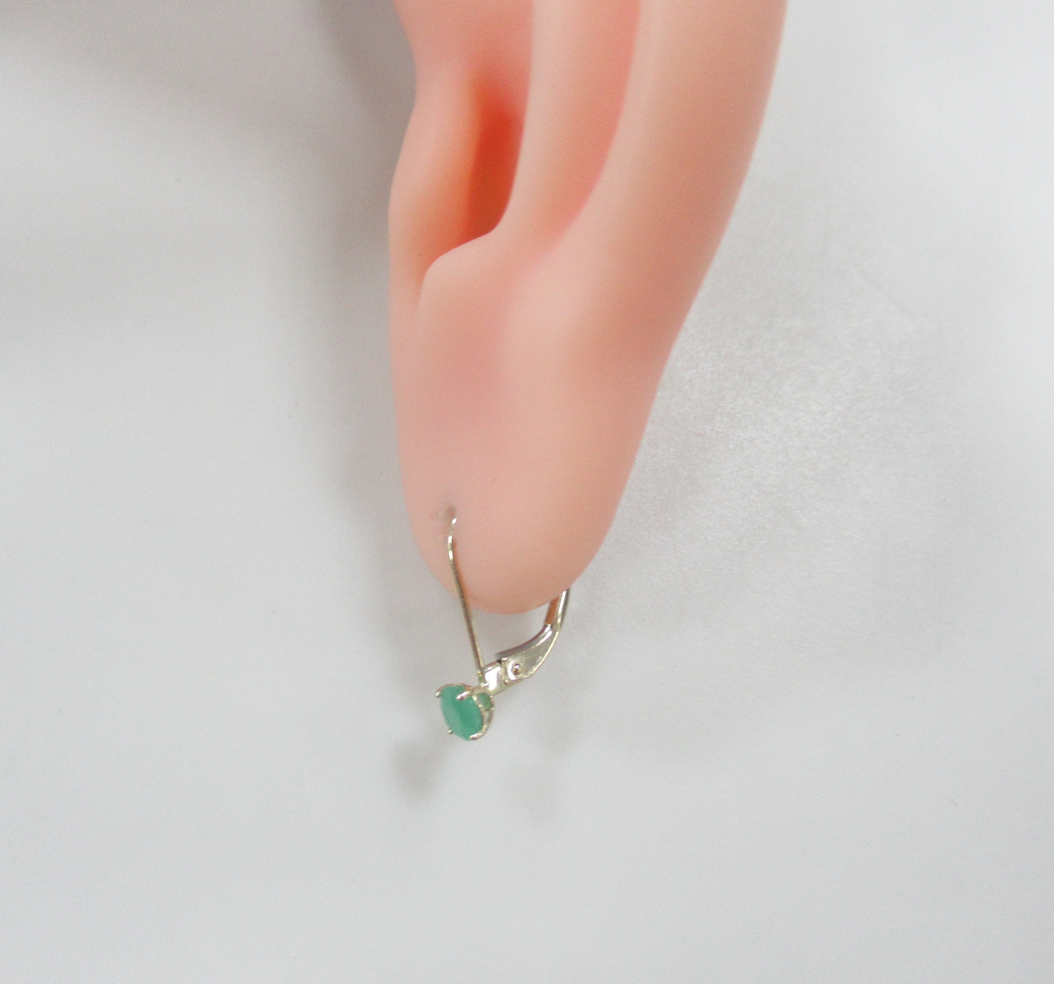 Серьги из желтого золота с изумрудами